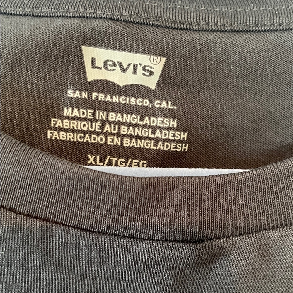 Levi Strauss Black Graphic T-Shirt - Picture 6 of 8